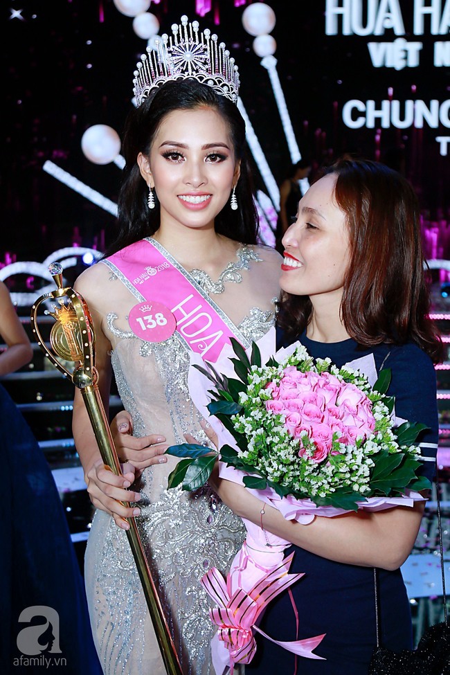 Mẹ Tân Hoa hậu Việt Nam và câu trả lời nhầm lẫn đáng yêu khi con đăng quang - Ảnh 2.