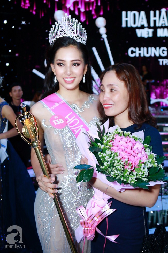 Mẹ Tân Hoa hậu Việt Nam và câu trả lời nhầm lẫn đáng yêu khi con đăng quang - Ảnh 3.