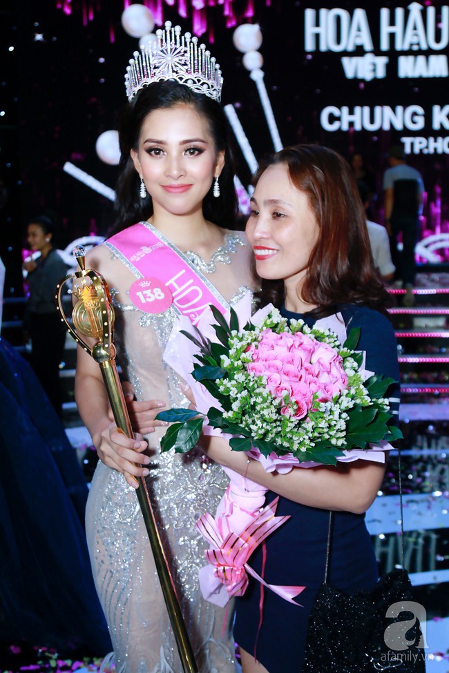 Mẹ Tân Hoa hậu Việt Nam và câu trả lời nhầm lẫn đáng yêu khi con đăng quang - Ảnh 4.