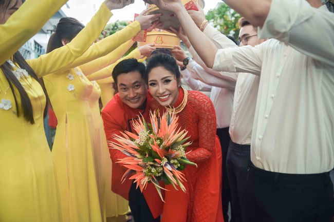 Hoa hậu trả vương miện Đặng Thu Thảo rạng rỡ bên vị hôn phu trong lễ đính hôn tại Cần Thơ - Ảnh 11.