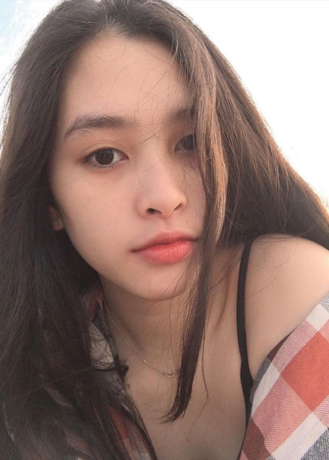 Loạt ảnh ăn quán vỉa hè, lí lắc với bạn hay “selfie” tự sướng của Tân Hoa hậu Việt Nam 2018 được hé lộ - Ảnh 2.