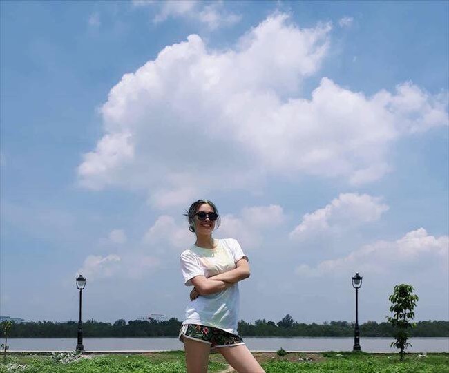 Loạt ảnh ăn quán vỉa hè, lí lắc với bạn hay “selfie” tự sướng của Tân Hoa hậu Việt Nam 2018 được hé lộ - Ảnh 5.