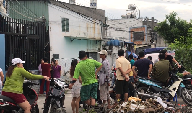 TP.HCM: Con gái ngã quỵ khi thấy mẹ chết cạnh vũng máu, bố thoi thóp đầy vết thương trên người - Ảnh 3.