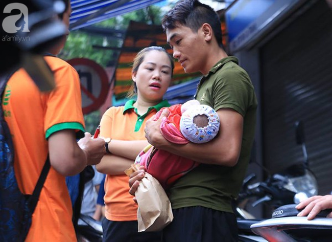 Sau vụ hỏa hoạn trước cổng BV Nhi, nhiều người nghèo được nhận quần áo, cơm cháo miễn phí - Ảnh 1. Sau vụ hỏa hoạn trước cổng BV Nhi, nhiều người nghèo được nhận quần áo, cơm cháo miễn phí - Ảnh 1.