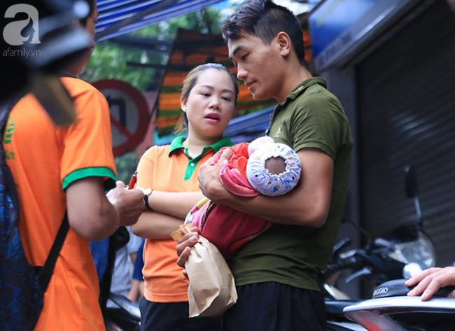 Sau vụ hỏa hoạn trước cổng BV Nhi, nhiều người nghèo được nhận quần áo, cơm cháo miễn phí - Ảnh 1.