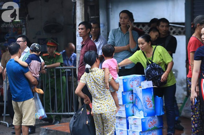 Sau vụ hỏa hoạn trước cổng BV Nhi, nhiều người nghèo được nhận quần áo, cơm cháo miễn phí - Ảnh 2. Sau vụ hỏa hoạn trước cổng BV Nhi, nhiều người nghèo được nhận quần áo, cơm cháo miễn phí - Ảnh 2.