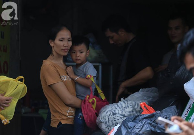 Sau vụ hỏa hoạn trước cổng BV Nhi, nhiều người nghèo được nhận quần áo, cơm cháo miễn phí - Ảnh 3.