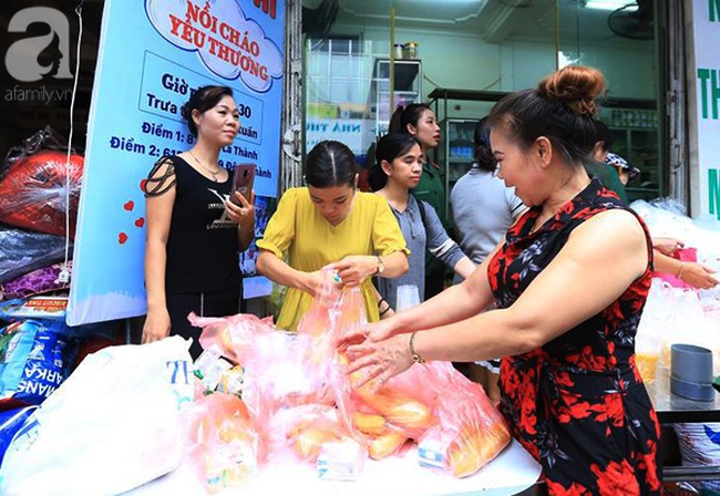 Sau vụ hỏa hoạn trước cổng BV Nhi, nhiều người nghèo được nhận quần áo, cơm cháo miễn phí - Ảnh 5. Sau vụ hỏa hoạn trước cổng BV Nhi, nhiều người nghèo được nhận quần áo, cơm cháo miễn phí - Ảnh 5.