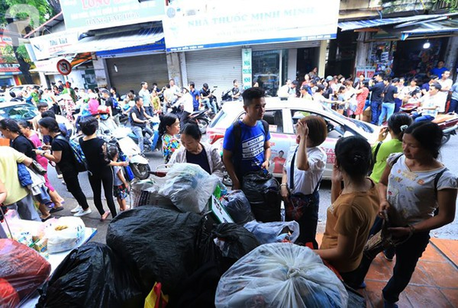 Sau vụ hỏa hoạn trước cổng BV Nhi, nhiều người nghèo được nhận quần áo, cơm cháo miễn phí - Ảnh 9.