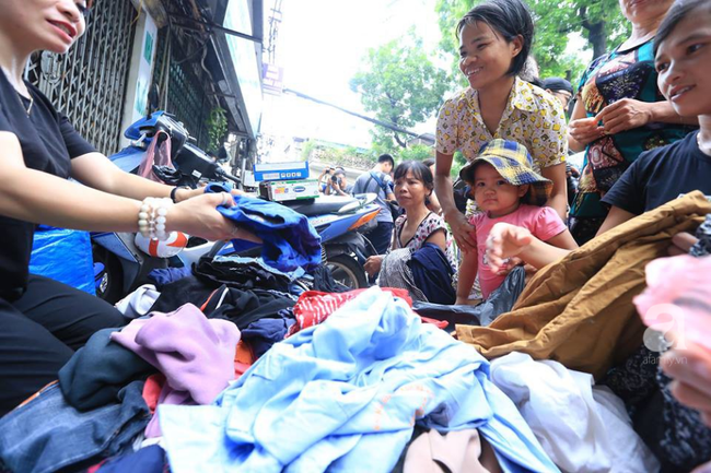 Sau vụ hỏa hoạn trước cổng BV Nhi, nhiều người nghèo được nhận quần áo, cơm cháo miễn phí - Ảnh 10. Sau vụ hỏa hoạn trước cổng BV Nhi, nhiều người nghèo được nhận quần áo, cơm cháo miễn phí - Ảnh 10.