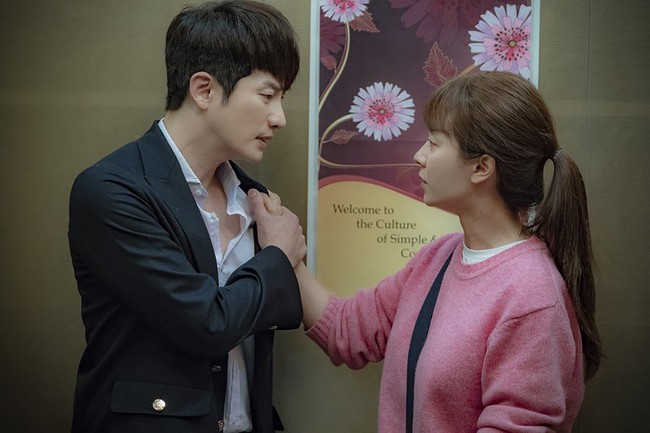 Mới tình tứ bên trai trẻ, Song Ji Hyo đã khóa môi nồng nàn với Park Shi Hoo - Ảnh 1.
