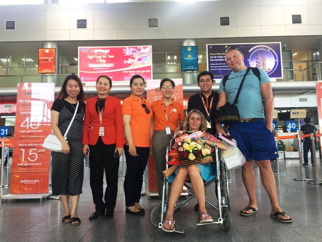 Bất ngờ bị đau tim trên chuyến bay từ Bangkok về Sài Gòn, nữ du khách Mỹ được đội tiếp viên hàng không cùng hành khách nhiệt tình giúp đỡ - Ảnh 1.