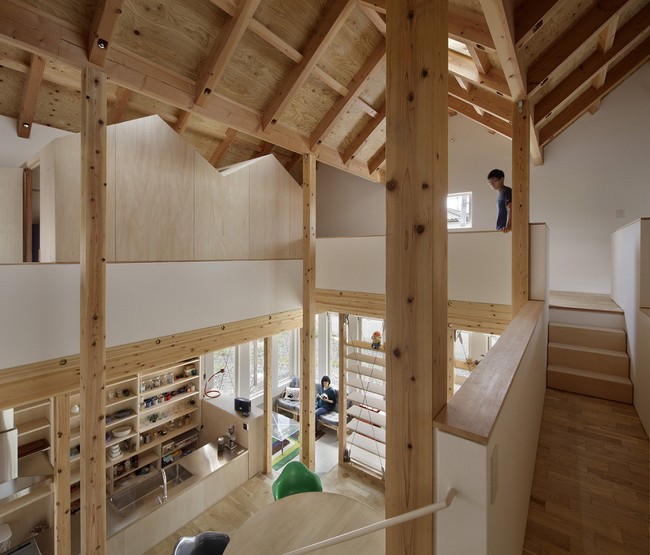 Ngôi nhà có mặt tiền 4 hình chữ nhật gây choáng vì cấu trúc gỗ đẹp tinh xảo bên trong - Ảnh 3.