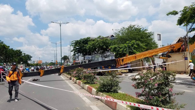 TP.HCM: Kinh hoàng cần cẩu dài hơn 20m bất ngờ đổ sập, chắn ngang đại lộ Phạm Văn Đồng - Ảnh 2.