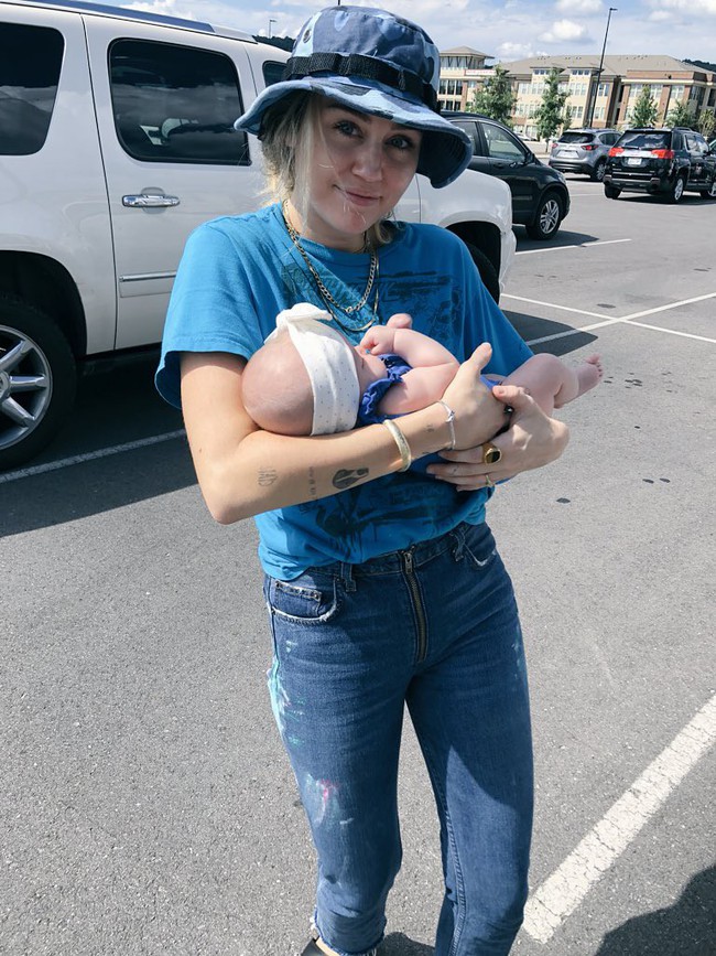 Khéo léo khi chụp ảnh cùng em bé, Miley Cyrus đã sẵn sàng làm mẹ - Ảnh 1.