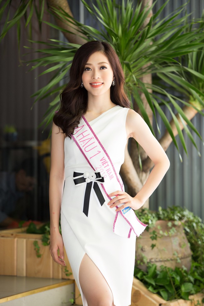 Tân Hoa hậu Trần Tiểu Vy mất tiếng sau khi đi giao lưu với khán giả - Ảnh 3.