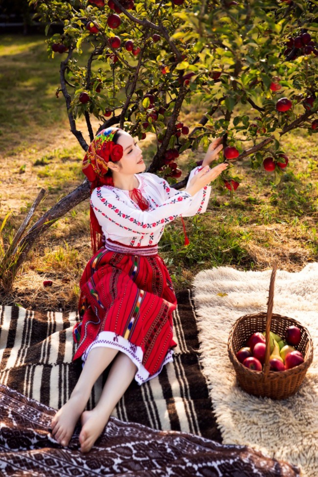 Lý Nhã Kỳ hóa thân thành cô gái Romania trong trang phục truyền thống - Ảnh 4.