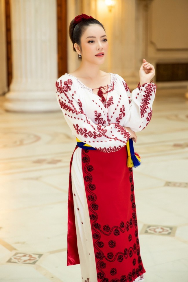 Lý Nhã Kỳ hóa thân thành cô gái Romania trong trang phục truyền thống - Ảnh 2.