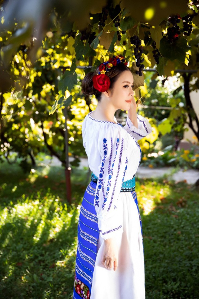 Lý Nhã Kỳ hóa thân thành cô gái Romania trong trang phục truyền thống - Ảnh 8.