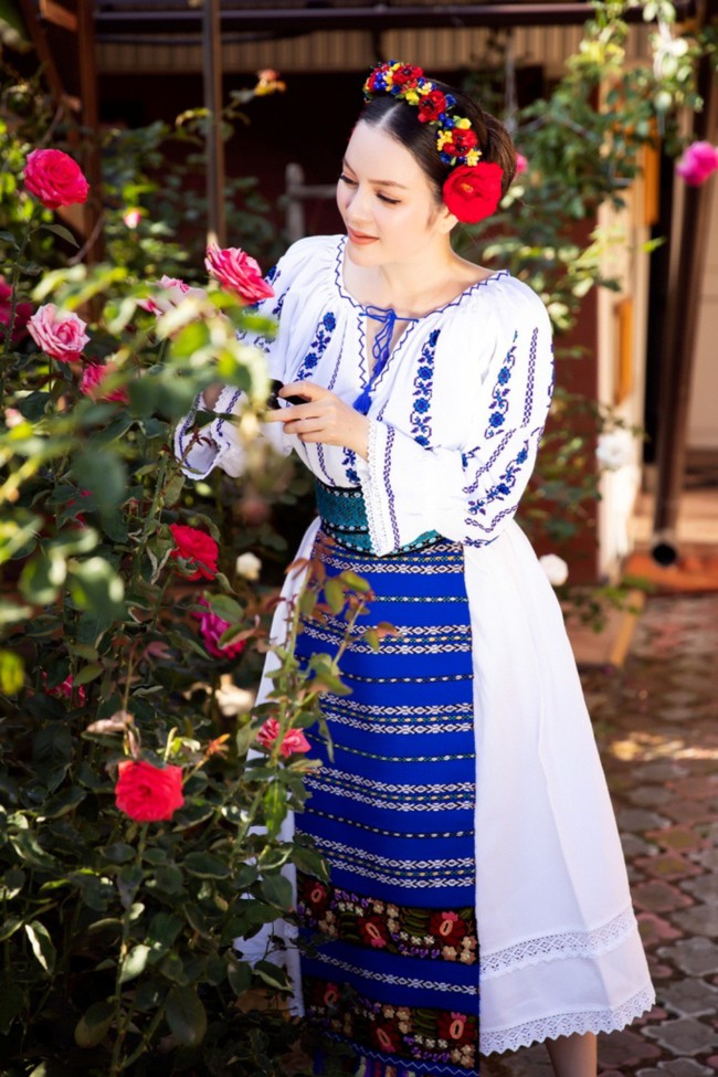 Lý Nhã Kỳ hóa thân thành cô gái Romania trong trang phục truyền thống - Ảnh 9.