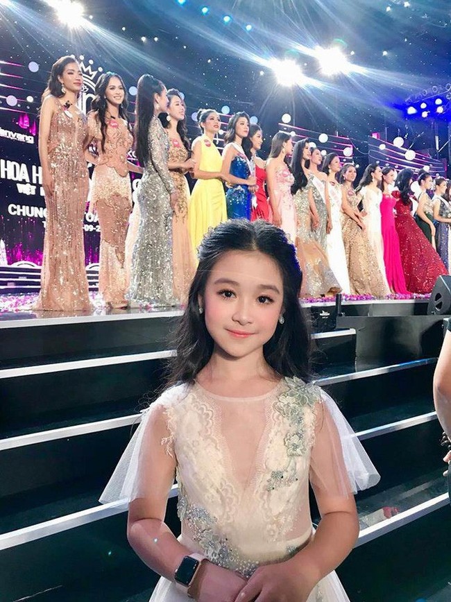 Lên hình vài giây tại Hoa hậu Việt Nam 2018, bé gái được dân mạng dự đoán ‘10 năm sau cũng sẽ là hoa hậu’ - Ảnh 2.
