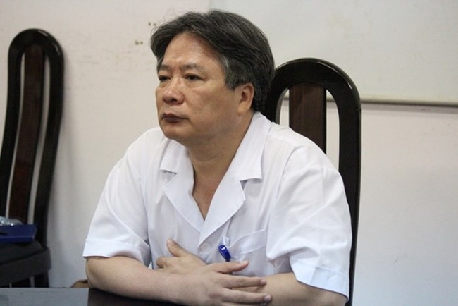 Bệnh viện Việt Đức xin lỗi, đình chỉ bác sĩ và kíp mổ nhầm chân bệnh nhân - Ảnh 1.