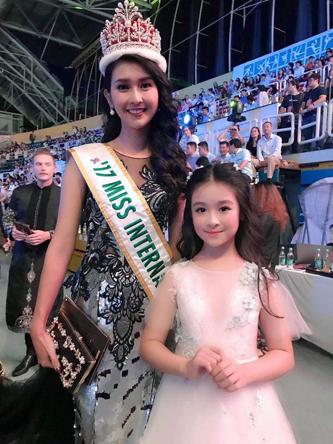 Lên hình vài giây tại Hoa hậu Việt Nam 2018, bé gái được dân mạng dự đoán ‘10 năm sau cũng sẽ là hoa hậu’ - Ảnh 3.