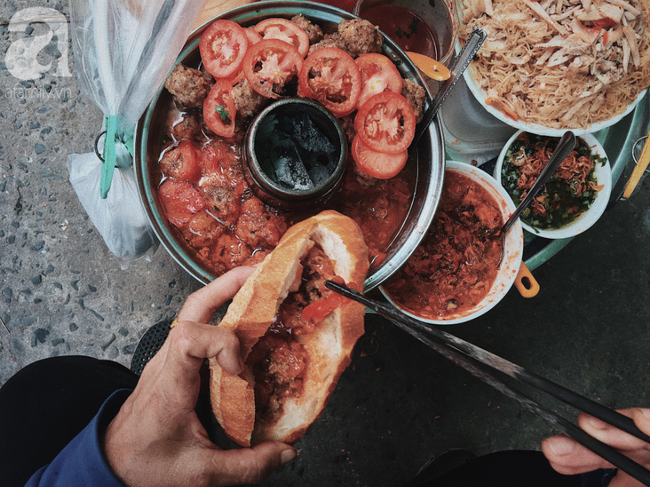 Gánh bánh mì ngon nhất Sài Gòn, 30 năm tuổi vẫn làm bao người say đắm: Không địa chỉ cố định, ngày bán 300 ổ, mỗi ổ chỉ 12 ngàn - Ảnh 2.