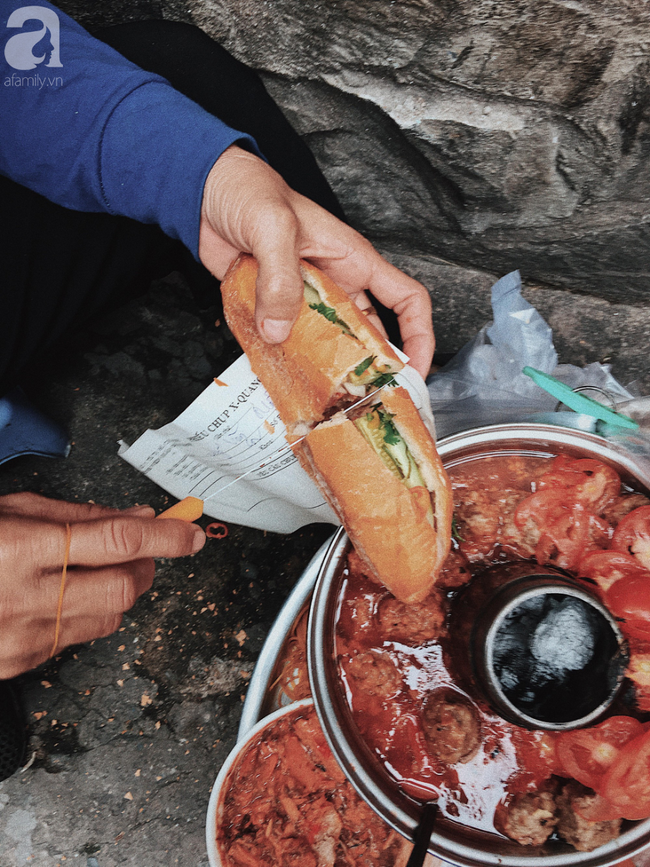 Gánh bánh mì ngon nhất Sài Gòn, 30 năm tuổi vẫn làm bao người say đắm: Không địa chỉ cố định, ngày bán 300 ổ, mỗi ổ chỉ 12 ngàn - Ảnh 8.