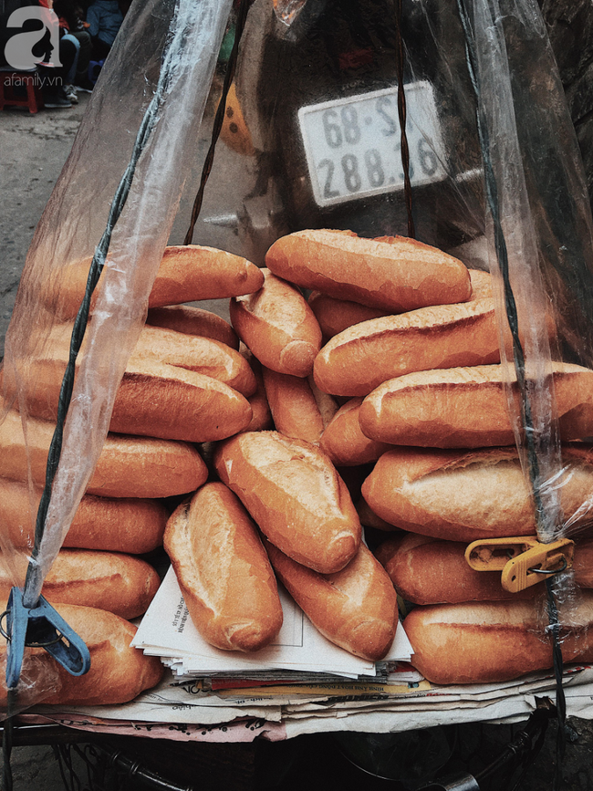 Gánh bánh mì ngon nhất Sài Gòn, 30 năm tuổi vẫn làm bao người say đắm: Không địa chỉ cố định, ngày bán 300 ổ, mỗi ổ chỉ 12 ngàn - Ảnh 1.