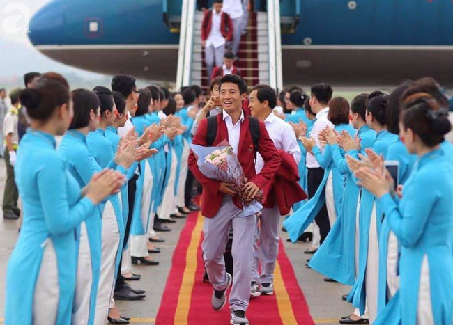 ÄoÃ&nbsp;n thá» thao ÄÃ£ vá» tá»i sÃ¢n bay Ná»i BÃ&nbsp;i trong tiáº¿ng reo vang cá»§a ngÆ°á»i hÃ¢m má» - áº¢nh 1.