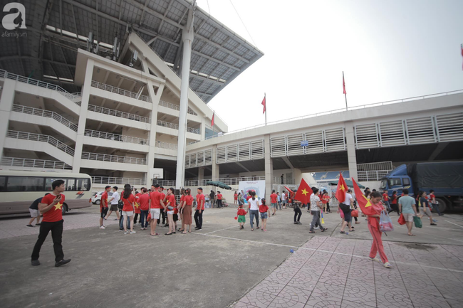 Äoà n thá» thao Äã vá» Äến Viá»t Nam nhưng Äi lá»i riêng, nhiá»u CÄV buá»n bã vì không ÄÆ°á»£c gặp Äá»i tuyá»n - Ảnh 2.