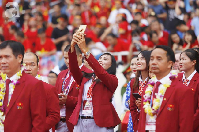 Những khoảnh khắc đầy ý nghĩa trong buổi lễ mừng công của đoàn Thể thao Việt Nam  - Ảnh 4.