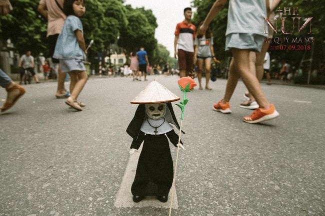Dân mạng choáng váng với hình ảnh Ác quỷ ma sơ Valak dạo chơi khắp phố phường Hà Nội - Ảnh 10.