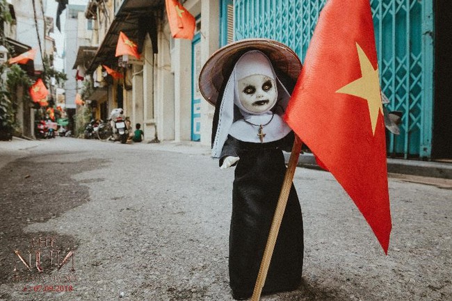 Dân mạng choáng váng với hình ảnh Ác quỷ ma sơ Valak dạo chơi khắp phố phường Hà Nội - Ảnh 15.