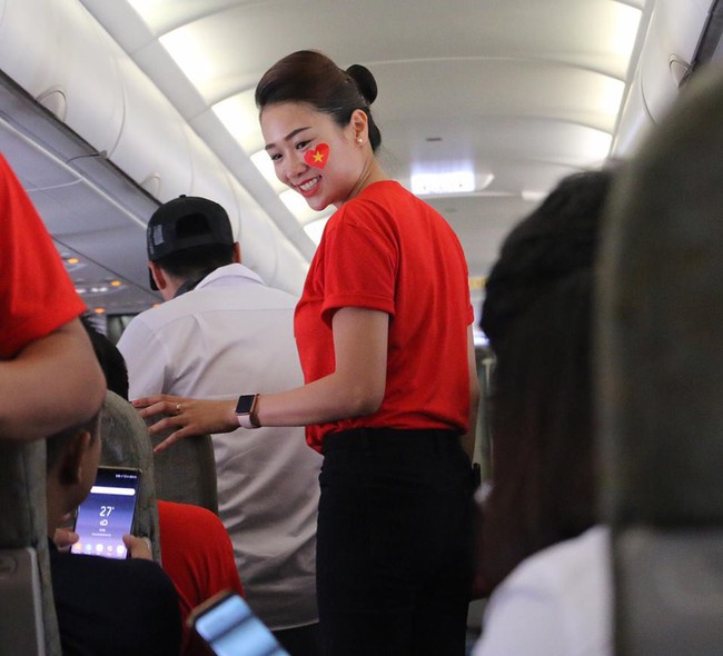 Tiếp viên hàng không mặc áo cờ đỏ sao vàng trên chuyến bay đặc biệt đón đoàn Thể thao Việt Nam  - Ảnh 3.