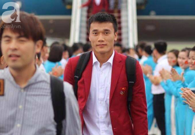 Äoà n thá» thao Äã vá» tá»i sân bay Ná»i Bà i trong tiếng reo vang cá»§a ngưá»i hâm má» - Ảnh 2.