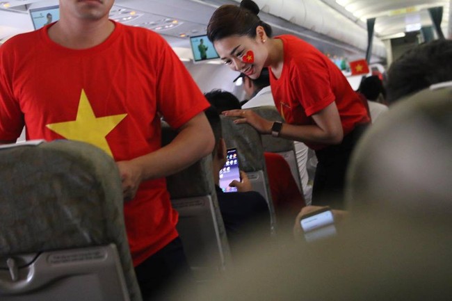 Tiếp viên hàng không mặc áo cờ đỏ sao vàng trên chuyến bay đặc biệt đón đoàn Thể thao Việt Nam  - Ảnh 4.