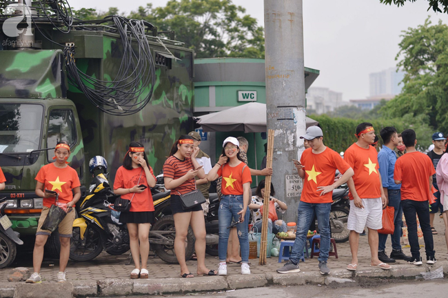 Đoàn thể thao đã về đến Việt Nam nhưng đi lối riêng, nhiều CĐV buồn bã vì không được gặp đội tuyển - Ảnh 10.