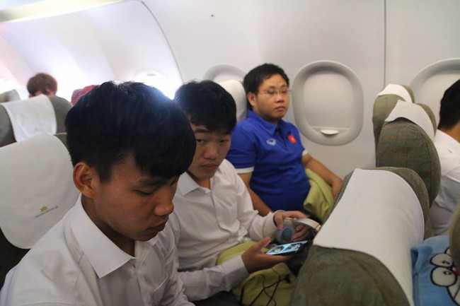 Tiếp viên hàng không mặc áo cờ đỏ sao vàng trên chuyến bay đặc biệt đón đoàn Thể thao Việt Nam  - Ảnh 6.