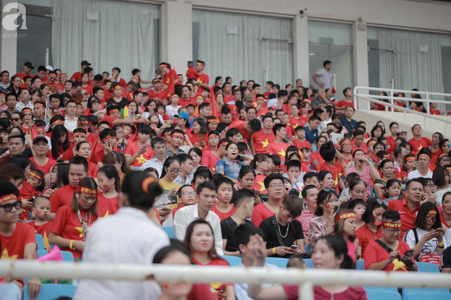 Äoà n thá» thao Äã vá» Äến Viá»t Nam nhưng Äi lá»i riêng, nhiá»u CÄV buá»n bã vì không ÄÆ°á»£c gặp Äá»i tuyá»n - Ảnh 5.