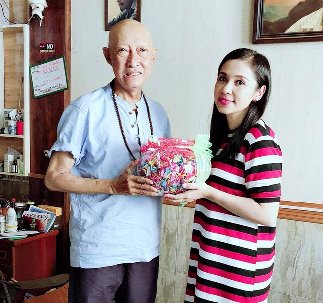 Rơi nước mắt trước món quà Việt Trinh gửi tặng nghệ sĩ Lê Bình  - Ảnh 1.