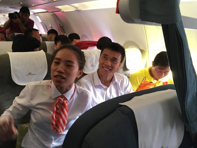 Tiếp viên hàng không mặc áo cờ đỏ sao vàng trên chuyến bay đặc biệt đón đoàn Thể thao Việt Nam  - Ảnh 5.