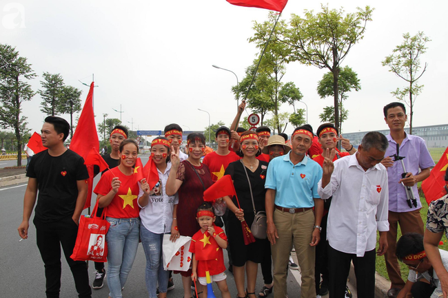 Đoàn thể thao đã về đến Việt Nam nhưng đi lối riêng, nhiều CĐV buồn bã vì không được gặp đội tuyển - Ảnh 29.