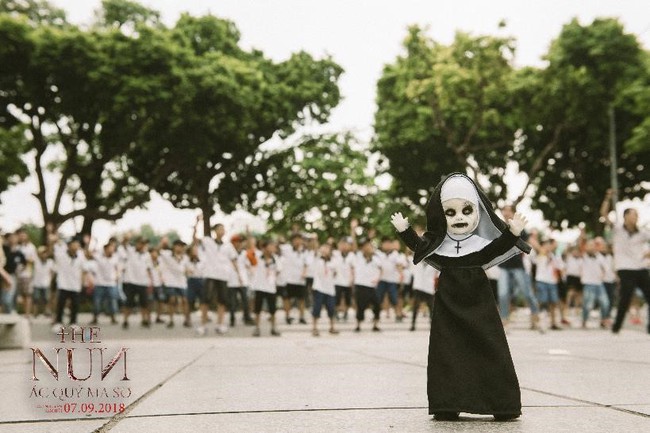 Dân mạng choáng váng với hình ảnh Ác quỷ ma sơ Valak dạo chơi khắp phố phường Hà Nội - Ảnh 6.