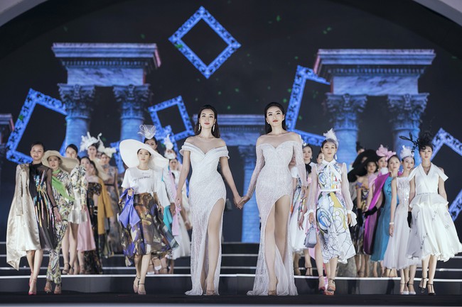Đỗ Mỹ Linh - Kỳ Duyên lần đầu nắm tay nhau catwalk, đẹp nổi bật giữa rừng nhan sắc khác trên sân khấu Hoa Hậu Việt Nam - Ảnh 5. Đỗ Mỹ Linh - Kỳ Duyên lần đầu nắm tay nhau catwalk, đẹp nổi bật giữa rừng nhan sắc khác trên sân khấu Hoa Hậu Việt Nam - Ảnh 5.