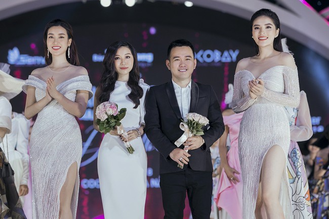Đỗ Mỹ Linh - Kỳ Duyên lần đầu nắm tay nhau catwalk, đẹp nổi bật giữa rừng nhan sắc khác trên sân khấu Hoa Hậu Việt Nam - Ảnh 7. Đỗ Mỹ Linh - Kỳ Duyên lần đầu nắm tay nhau catwalk, đẹp nổi bật giữa rừng nhan sắc khác trên sân khấu Hoa Hậu Việt Nam - Ảnh 7.