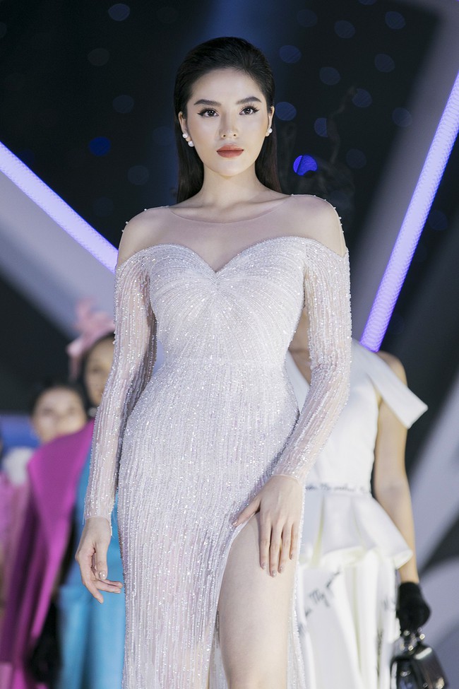 Đỗ Mỹ Linh - Kỳ Duyên lần đầu nắm tay nhau catwalk, đẹp nổi bật giữa rừng nhan sắc khác trên sân khấu Hoa Hậu Việt Nam - Ảnh 8. Đỗ Mỹ Linh - Kỳ Duyên lần đầu nắm tay nhau catwalk, đẹp nổi bật giữa rừng nhan sắc khác trên sân khấu Hoa Hậu Việt Nam - Ảnh 8.