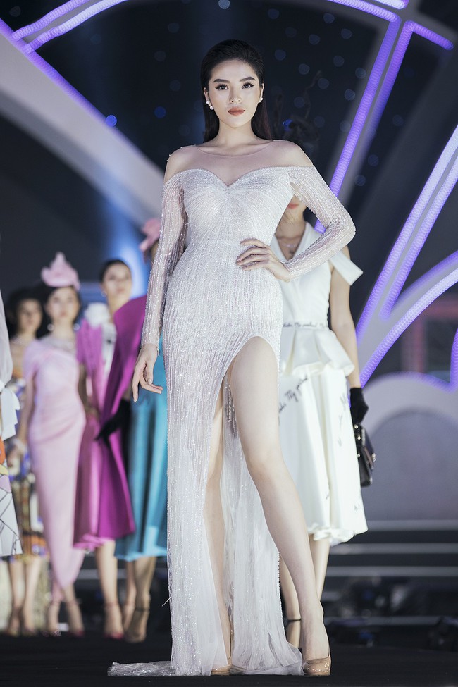 Đỗ Mỹ Linh - Kỳ Duyên lần đầu nắm tay nhau catwalk, đẹp nổi bật giữa rừng nhan sắc khác trên sân khấu Hoa Hậu Việt Nam - Ảnh 9. Đỗ Mỹ Linh - Kỳ Duyên lần đầu nắm tay nhau catwalk, đẹp nổi bật giữa rừng nhan sắc khác trên sân khấu Hoa Hậu Việt Nam - Ảnh 9.