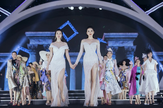 Đỗ Mỹ Linh - Kỳ Duyên lần đầu nắm tay nhau catwalk, đẹp nổi bật giữa rừng nhan sắc khác trên sân khấu Hoa Hậu Việt Nam - Ảnh 6. Đỗ Mỹ Linh - Kỳ Duyên lần đầu nắm tay nhau catwalk, đẹp nổi bật giữa rừng nhan sắc khác trên sân khấu Hoa Hậu Việt Nam - Ảnh 6.